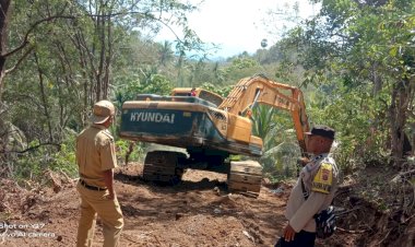 Sinergi-dan-Keamanan:-Giat-Bhabinkamtibmas-Desa-Takaplager-di-Kecamatan-Nita-Kabupaten-Sikka