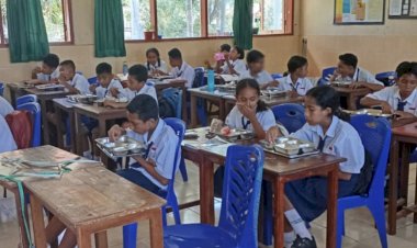 “20-Ribu-Lebih-Warga-Sikka-Nikmati-Makan-Bergizi-Gratis,-Polres-Sikka-Polda-NTT-Kawal-Ketat-Penyaluran”