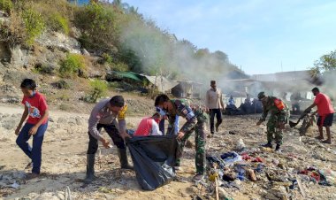 “Bhabinkamtibmas-Desa-Pemana-Sikka-Gandeng-Warga-Bersihkan-Pantai,-Jaga-Ekosistem-Laut-Tetap-Lestari”