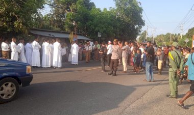 “Polsek-Waigete-Polres-Sikka-Polda-NTT-Kawal-Khidmat-Penjemputan-RD.-Martinus-Burong-Manuk-Jelang-Misa-Perdana”