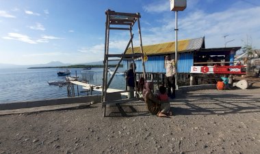 Rumah-Nelayan-Roboh-Diterjang-Angin,-Posek-Alok-Polres-Sikka-Polda-NTT-Hadir-Beri-Dukungan-Moral