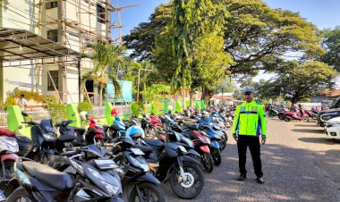 Hadir-di-Gereja-Sejak-Pagi,-Sat-Lantas-Sikka-Polda-NTT-Wujudkan-Ibadah-Aman-Tanpa-Kemacetan
