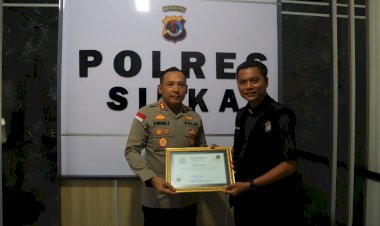 Polres-Sikka-Terima-Penghargaan-Dari-Kampus-Politeknik-Kristo-Re-Maumere-Atas-Kesigapan-Penanganan-Kebakaran