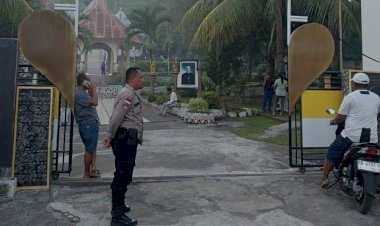 “Pastikan-Kamtibmas-Kondusif,-Bhabinkamtibmas-Polsek-Lela-Polres-Sikka-Monitoring-Gladi-Ziarah-Rohani”