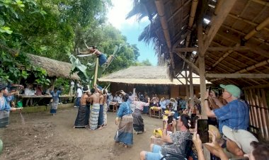 “Wisatawan-Prancis-Terpikat-Pesona-Budaya-Sikka-di-Sanggar-Doka-Tawa-Tanah”