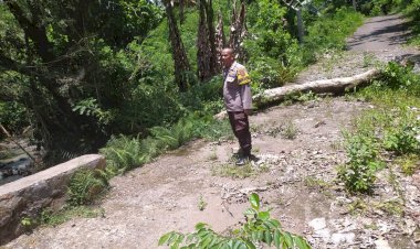“Jembatan-Putus-di-Hewokloang,-Bhabinkamtibmas-Wolomapa-Sikka-Sigap-Lakukan-Patroli-dan-Imbau-Warga-Waspada”