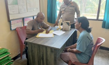 “Polres-Sikka-&-Bulog-NTT-Sinergi-Stabilkan-Harga-Pangan,-Warga-Bola-Antusias-Serbu-Beras-Murah”