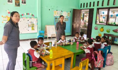 Aman-dan-Tepat-Sasaran,-Polsek-Nita-Polres-Sikka-Awasi-Penyaluran-Makan-Bergizi-Gratis-di-Nita