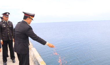 Laut-Maumere-Bersaksi,-Polres-Sikka-Polda-NTT-Tabur-Bunga-Kenang-Jasa-Pahlawan