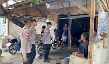 “Bangun-Kesadaran-Hukum,-Satbinmas-Polres-Sikka-Polda-NTT-Sambangi-Warga”