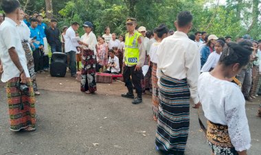 Pengamanan-Humanis-Polres-Sikka-Polda-NTT,-Kirab-Salib-NYD-dari-Watubala-ke-Hale-Hebing-Tanpa-Kendala