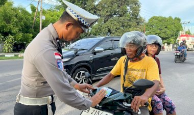 Hujani-Maumere-dengan-Stiker-Himbauan,-Satlantas-Polres-Sikka-Polda-NTT-Genjot-Tertib-Lalu-Lintas-di-Operasi-Zebra-2025