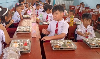 MBG-Sentuh-26.162-Warga,-Polres-Sikka-Polda-NTT-Kawal-Ketat-Penyaluran-Makan-Bergizi-Gratis-di-9-Dapur-Gizi