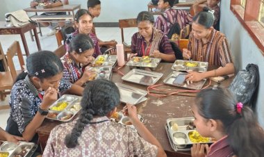 Makan-Bergizi-Gratis-untuk-27-Ribu-Lebih-Warga-Sikka,-Distribusi-Aman-di-Bawah-Pantauan-Polres-Sikka-Polda-NTT,