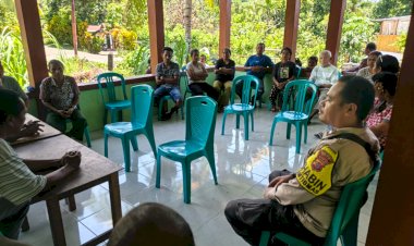 Bhabinkamtibmas--Polsek-Lela-Polres-Sikka-Redam-Kisruh-Pencemaran-Nama-Baik-di-Medsos,-Warga-Pilih-Damai