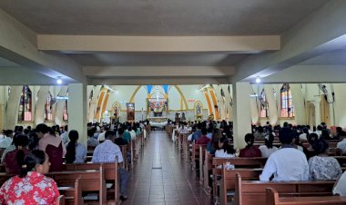 Umat-Tenang-Beribadah,-Polres-Sikka-Polda-NTT-Siaga-Amankan-Misa-Sore-di-Sejumlah-Gereja-Maumere