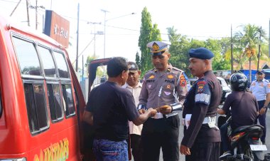 Himbauan,-Sosialisasi-hingga-Penindakan,-Satlantas-Polres-Sikka-Polda-NTT-All-Out-di-Operasi-Zebra-Turangga-2025