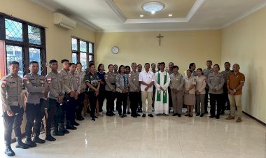 “Seragam-Boleh-Wibawa-Hati-Tetap-Religius:-Anggota-Polres-Sikka-Polda-NTT-Rutin-Ikuti-Pembinaan-Rohani”