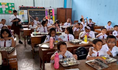 “Presisi-Gizi-di-Sikka:-Distribusi-MBG-Berjalan-Mulus-untuk-27.727-Warga-dalam-Sehari!”