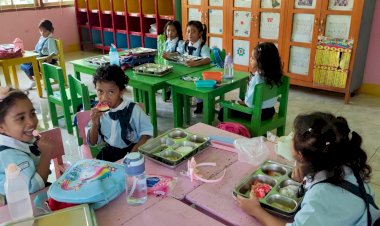 “9-Dapur-SPPG-Bergerak-Serentak,-Ribuan-Warga-Sikka-Terima-Menu-Bergizi-dari-Pemerintah”