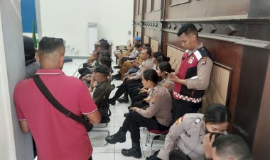 Pengamanan-Ketat-Polres-Sikka-Polda-NTT-Warnai-Audiensi-Penutupan-Pasar-Wuring