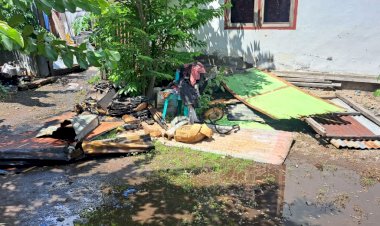 Gudang-Rumah-Warga-di-Nangameting-Sikka-Dilalap-Api,-Respons-Cepat-Warga–Polisi–Damkar-Cegah-Kebakaran-Meluas