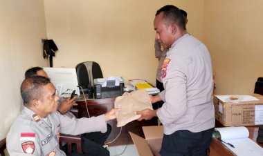 Baglog-Polres-Sikka-Polda-NTT-Tunjukkan-Dedikasi-Tinggi,-Distribusi-Kaporlap-Berjalan-Tertib-dan-Profesional
