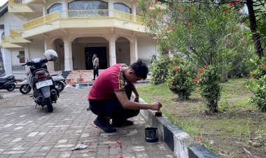 Tak-Sekadar-Jaga-Kamtibmas,-Sat-Samapta-Polres-Sikka-Turun-Tangan-Percantik-Gereja-Jelang-Natal-2026