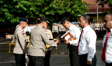 Penghargaan-dan-Apresiasi-atas-Dedikasi-Luar-Biasa,-Tim-Sus-Pengungkapan-Kasus-Sebastian-Bokol-Terima-Penghargaan-Kapolda-NTT