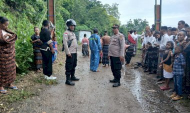 “Sinergi-Iman-dan-Keamanan:-Polsek-Bola-Polres-Sikka-Polda-NTT-Amankan-Kirab-Salib-NYD-2025”