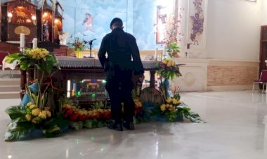 Tim-Jihandak-Sat-Brimobda-Polda-NTT-Sterilisasi-Dua-Gereja-Besar-di-Maumere,-Pastikan-Ibadah-Malam-Tahun-Baru-Berjalan-Aman-dan-Kondusif