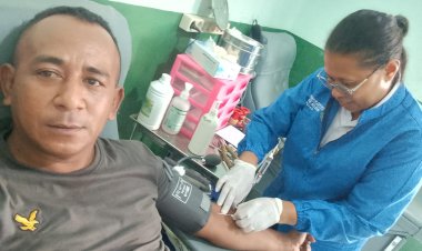 “Empati-di-Balik-Seragam:-Polres-Sikka-Polda-NTT-Sigap-Penuhi-Kebutuhan-Darah-Pasien-RSUD-TC-Hillers”