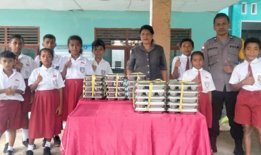Ribuan-Pelajar-di-Koting-dan-Nelle-Terima-Makan-Bergizi-Gratis,-Polres-Sikka-Polda-NTT-Pastikan-Distribusi-Berjalan-Aman-dan-Tepat-Sasaran