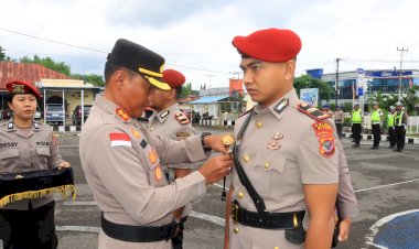 Kapolres-Sikka-Pimpin-Upacara-Sertijab-Kasat-Reskrim,-Tegaskan-Penegakan-Hukum-Profesional-dan-Humanis
