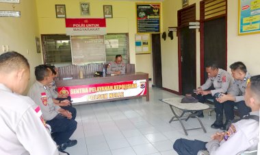 “Disiplin,-Waspada,-dan-Humanis:-Pesan-Tegas-Kapolsek-Nelle-dalam-ANEV-Mingguan”