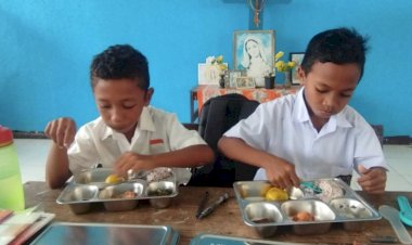 Distribusi-MBG-Skala-Besar-di-Sikka-Berjalan-Kondusif-di-Bawah-Pengawasan-Polres-Sikka-Polda-NTT