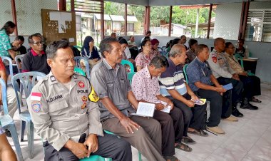 Dari-Aula-Kelurahan-Beru-Sikka,-Bhabinkamtibmas-Tegaskan-Komitmen-Kawal-Pembangunan-Berbasis-Aspirasi