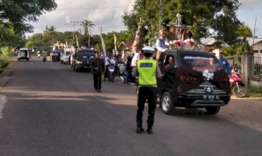 Ribuan-Umat-Ikuti-Kirab-Salib-NYD,-Polres-Sikka-Polda-NTT-Hadir-Jaga-Ketertiban-dan-Keselamatan