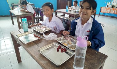 Dari-Dapur-SPPG-Koting,-Gizi-Sehat-Mengalir-ke-Ribuan-Anak-Sikka,-Dikawal-Ketat-Polres-Sikka-Polda-NTT