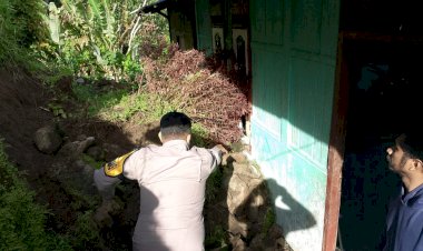 Longsor-Terjang-Permukiman-Warga-Kajowair,-Polres-Sikka-Polda-NTT-Bergerak-Cepat