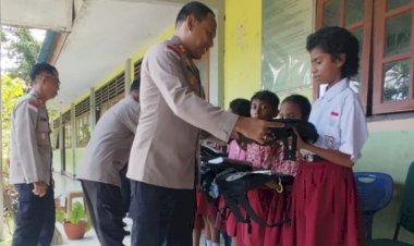 “Kapolres-Sikka-Menembus-Pelosok-Waigete,-Ulurkan-Bantuan-Pendidikan-untuk-Anak-Negeri”