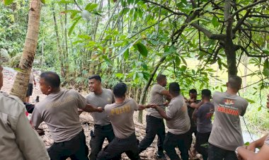 “Kokohkan-Akses-Warga,-Brimob-Polda-NTT-Perbaiki-Jembatan-Penghubung-Desa”