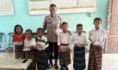 Sentuhan-Humanis-Polres-Sikka-Pold-NTT-di-Palue,-Bhabinkamtibmas-Ringankan-Beban-Siswa-Kurang-Mampu