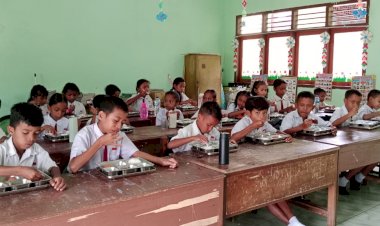 42-Ribu-Porsi-MBG-Mengalir-di-Sikka,-Program-Unggulan-Presiden-Dikawal-Ketat-Polres-Sikka-Polda-NTT