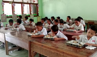 Dari-Dapur-SPPG-Nangatobong,-1.511-Anak-Sekolah-Waigete-Sikka-Nikmati-Makanan-Bergizi-Gratis