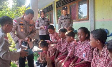 Sepatu-untuk-Asa:-Kepedulian-Kapolres-Sikka-Menguatkan-Semangat-Belajar-Anak-Desa-Hoder