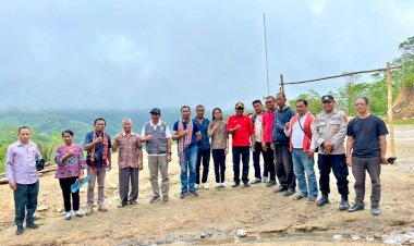 “Polres-Sikka-Polda-NTT-Mengawal-Harapan:-Dukungan-Nyata-untuk-Kebangkitan-SMPN-048-Gaikiu-Tana-Wawo”