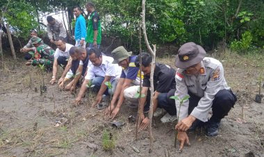Sinergi-Nyata-Aparat-dan-Jurnalis,-Polsek-Waigete–Polres-Sikka-Gandeng-AWAS-Hijaukan-Sikka