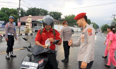 Berbagi-di-Ujung-Senja,-Polres-Sikka-Polda-NTT-Hadirkan-Kepedulian-Dengan-Berbagi-Takjil