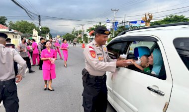 Hangatkan-Ramadan-1447-H,-Sat-Samapta-Polres-Sikka-Polda-NTT-Bersama-Bhayangkari-Berbagi-Takjil-Penuh-Ketulusan